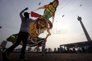 Aksi Nekat PKL Monas, Keroyok Petugas dan Buka Baju di Depan Pengunjung