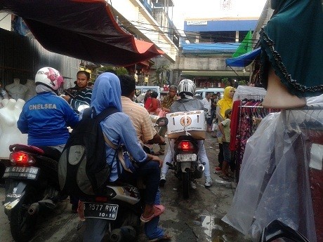 PKL Kembali Penuhi Jalan di Kawasan Pasar Tanah Abang