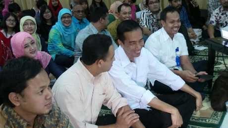 Jadi Pembicara di Kampus Paramadina, Jokowi dan Anies Baswedan Lesehan