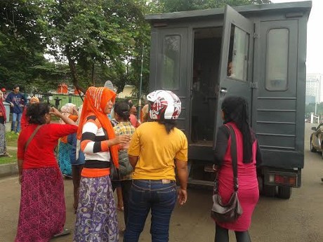 Tak Terima Dirazia di Monas, PKL Wanita Ramai-ramai Tarik Motor TNI