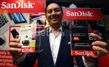 Country Manager Sandisk Indonesia Idris Effendi menunjukkan 2 varian terbaru produk USB saat peluncuran di Grand Indonesia, Jakarta, Rabu (19/2/2014).