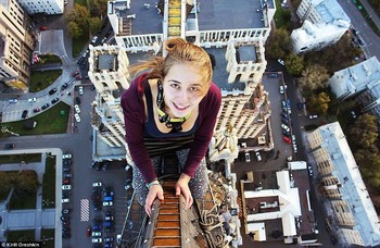 Ada lagi fotografer bernama Kirill Oreshkin dan teman-temannya. Aksi mereka malah lebih gila lagi. (kredit foto: Kirill Oreshkin)