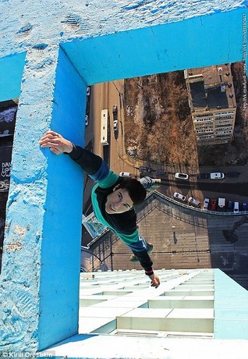 Berdoa saja semoga mereka selalu baik baik saja saat melakukan aksi seperti ini. (kredit foto: Kirill Oreshkin)