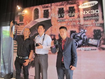 Kristupa Saragih (Fotografer Profesional), Andreas Rompis (Vice President IM Business Samsung Electronics Indonesia), serta Gregory Augusta (Product Marketing Digital Imaging Samsung Electronics Indonesia) di sela acara Samsung Forum di Bali.