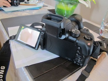 Galaxy NX30 dibekali sensor 20,3 megapixel APS-C CMOS. Namun hal menarik dari perangkat ini adalah Tiltable Electronic Viewfinder (XGA, 2,359K-dot resolotion) yang memudahkan pengguna untuk melihat dari perspektif berbeda.