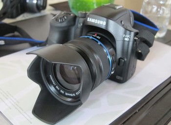 Desain yang membalut Galaxy NX30 memang jauh dari kata futuristik. Namun dari sisi kemampuan, perangkat ini masuk kategori kamera pintar, meski ia bertampang jadul.