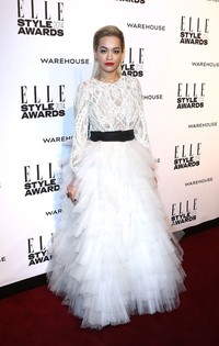 Rita Ora memilih gaun menyapu lantai yang anggun dari Marchesa. Ian Gavan/Getty Images.