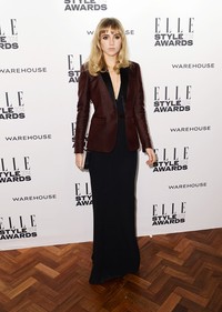 Model berusia 22 tahun itu memadukan gaun hitam dengan blazer dari Burberry Prorsum. Ian Gavan/Getty Images.