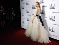 Lewat gaun tersebut, Rita Ora sukses menjadi sorotan fotografer. Ian Gavan/Getty Images.