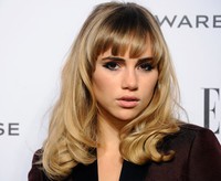 Rambut pirang serta make-up membuat penampilan Suki Waterhouse terlihat menawan. Ian Gavan/Getty Images.