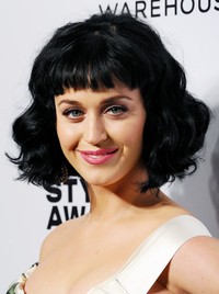 Ia tampil dengan gaya rambut bob yang bergelombang. Anthony Harvey/Getty Images.