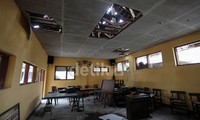 Ruangan kelas SDN Puncu II terlihat sangat kotor dan beberapa atap berlubang akibat material abu vulkanik Gunung Kelud.