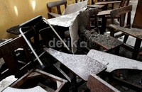 Bangku yang ada didalam kelas terlihat berserakan dan abu vulkanik masih bertaburan di atas bangku.         