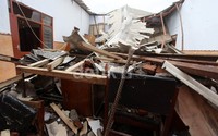Atap salah satu ruangan di SDN Puncu II terlihat roboh.