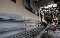 Salah satu koridor sekolah yang nampak hancur berantakan.     