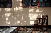 Kursi yang biasa digunakan siswa belajar terlihat tidak terpakai dan terbengkalai.