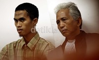 Fatih (kiri) dan amir (kanan) mendengarkan kesaksian dari tim Digital Forensic Analyst Team Labfor Polri.