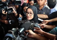 Iti memberikan keterangan sebelum masuk ke gedung KPK. Lamhot Aritonang/detikFoto.