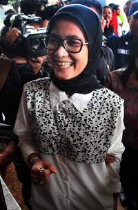 Iti masuk ke gedung KPK sambil mengumbar senyuman ke wartawan. Lamhot Aritonang/detikFoto.