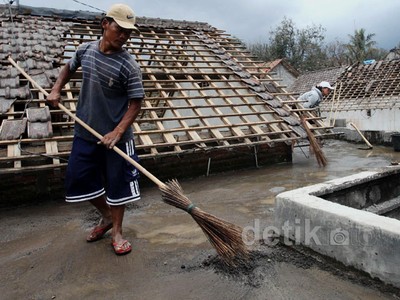 Warga Desa Laharpang Bersih-bersih Rumah