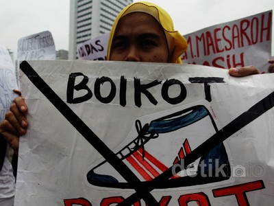 Eks Buruh PT Panarub Demo di Bundaran HI