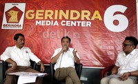 Menurut Habiburokhman (tengah), partainya tidak akan diam melihat permasalahan ini. Sudah banyak keluhan atau masukan yang disampaikan Gerindra ke KPU untuk menyelesaikan persoalan DPT.
