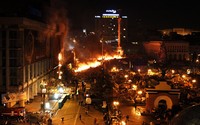 Para pendemo membakar ban bekas di depan Independence Square, Kiev. Reuters/David Mdzinarishvili.