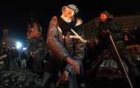 Para pendemo melempari polisi dengan batu. Reuters/David Mdzinarishvili.
