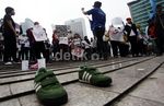 Eks Buruh PT Panarub Demo di Bundaran HI
