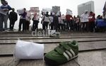 Eks Buruh PT Panarub Demo di Bundaran HI