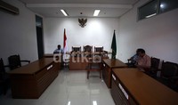Sidang perdana Dul yang batal itu dipimpin oleh Hakim Ketua Petriyanti, Hakim Anggota 1 Kaswanto, dan Hakim Anggota 2 Djaniko Girsang.