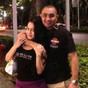 Siapa Perempuan Seksi yang Foto Bareng Enji di Singapura?