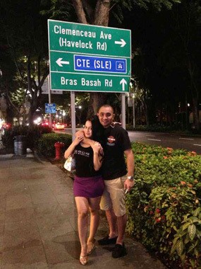 Siapa Perempuan Seksi yang Foto Bareng Enji di Singapura?