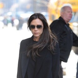 Victoria Beckham Tak Lagi Gunakan Payudara Implan