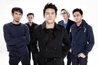 Menurut sang gitaris Muhammad Kautsar atau biasa dipanggil Uki, gaya kasual adalah yang paling tepat menggambarkan musik NOAH. (doc. Musica Studios)