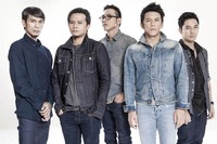     Lebih ke kasual, sekasual musiknya juga. Karena sekarang kita bebas ke mana-mana, asal masih di jalur NOAH, ujar Uki. (doc. Musica Studios)