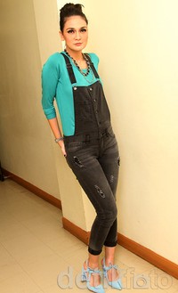 Pada kesempatan itu, Luna tampil dengan blus biru muda dipadu dengan overall hitam. Gus Mun/detikHOT.