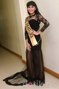 Tak mendapat gelar Miss Indonesia, Kartika Putri berpose sebagai Miss Pantura. Gus Mun/detikHOT.