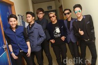 SM*SH kompak tampil berbusana yang bernuansa biru dan hitam. Gus Mun/detikHOT.