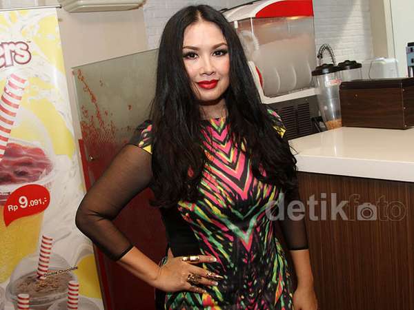 Gaya Neon ala Titi DJ Gaya Neon ala Titi DJ
