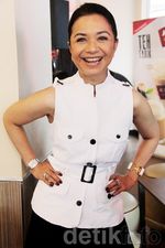 Senyum Lebar Ruth Sahanaya