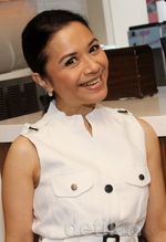 Senyum Lebar Ruth Sahanaya