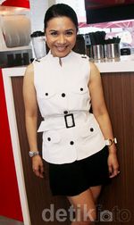 Senyum Lebar Ruth Sahanaya