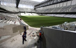 Arena da Baixada di wilayah Agua Verde, Curitiba, Parana. Hingga Senin (17/2/2014), sejumlah pekerja masih merampungkan pembangunan stadion tersebut. Reuters/Rodolfo Buhrer.