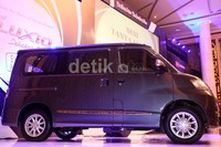 Perubahan terlihat di bagian samping New Luxio. Perubahan terlihat dengan adanya penambahan side body molding.