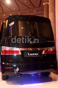 Di bagian belakang, desain lampu spoiler dengan LED high mount stop lamp (untuk tipe X), clear lens pada lampu belakang, lower back door garnish, serta desain baru pada bumper reflector lamp. Serta dilengkapi dengan muffler cutter.