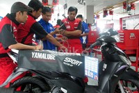Cara mekanik Yamaha dalam melakukan servis motor matik Yamaha yang sudah menggunakan sistem injeksi.