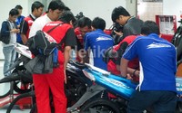 Awak media diberikan kesempatan untuk melihat filter udara yang ada di sepeda motor Yamaha     