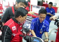 Menjelaskan antara konekting dyagnostic tools dengan Ecu