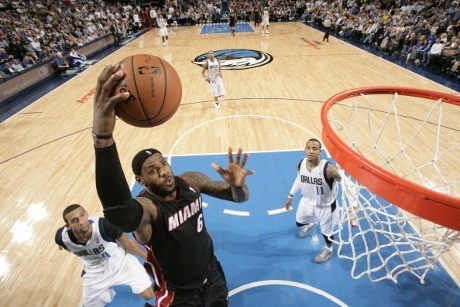 LeBron Bikin 42 Poin dalam Kemenangan Heat atas Mavs